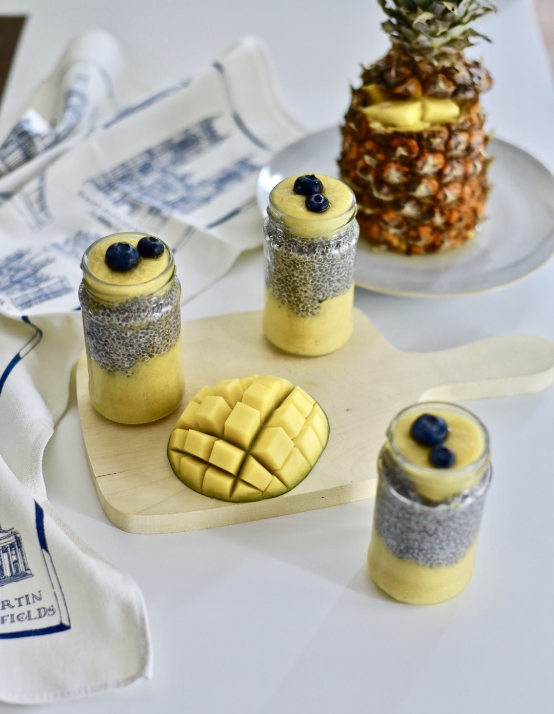 Desert cu chia și piure de mango