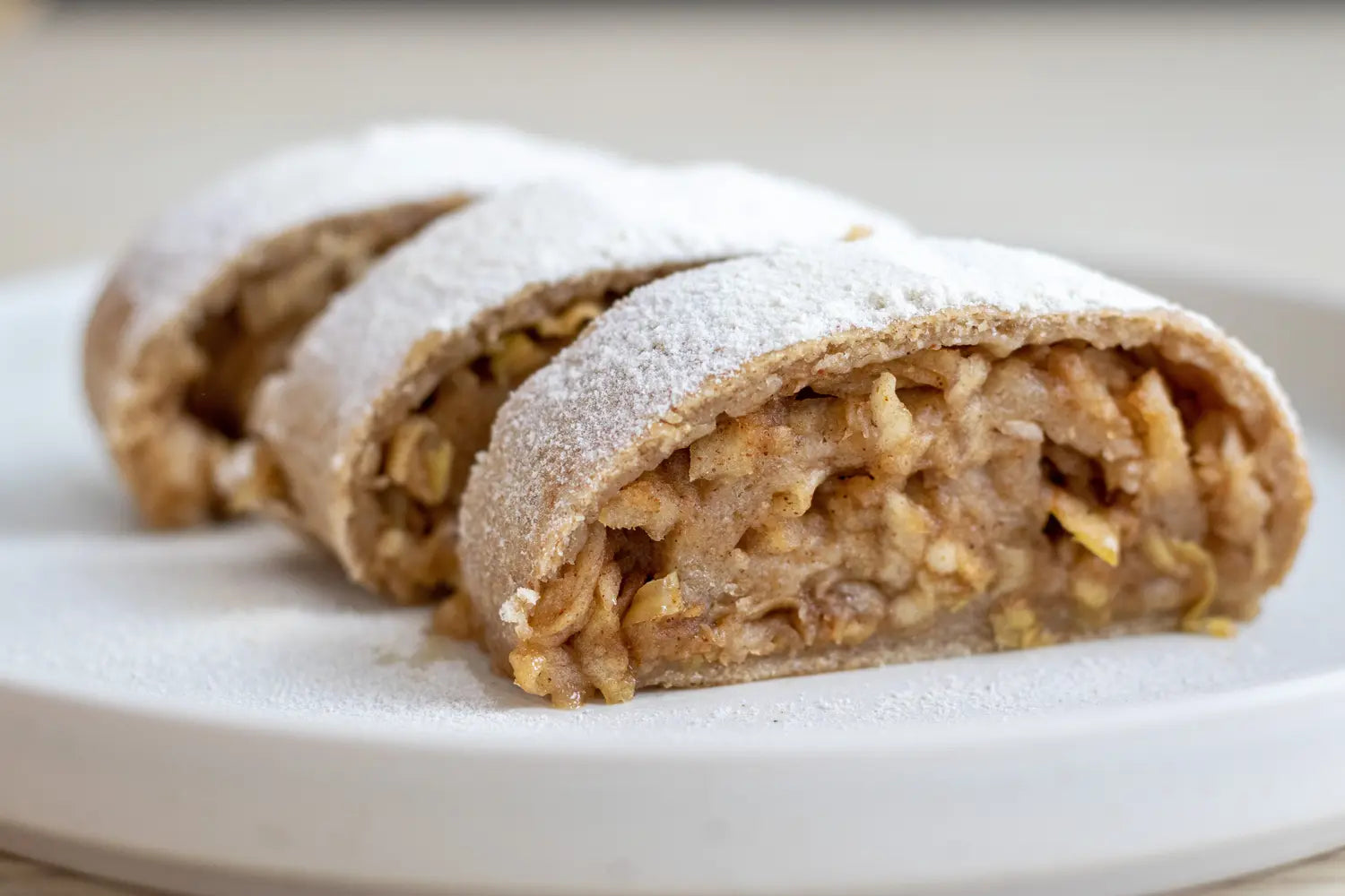 Rețetă: Strudel cu mere din aluat de brânză de vaci